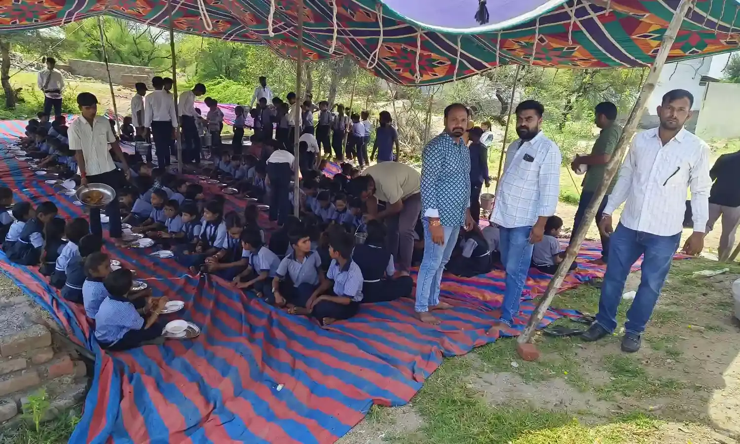 प्रथम पुण्यतिथि पर छात्राओं को कराया भोजन