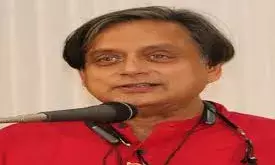 थरूर की समिति से बोली सरकार- वारदात के तुरंत बाद नौसेना ने सैकड़ों मिसाइलों के साथ तैनात किए जहाज