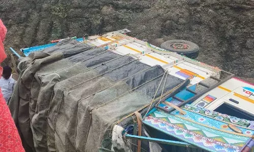 पुणे में भीषण सड़क हादसा: पिकअप पलटने से 7 श्रद्धालुओं की मौत, पीएम मोदी ने जताया दुख पुणे में भीषण सड़क हादसा: पिकअप पलटने से 7 श्रद्धालुओं की मौत, पीएम मोदी ने जताया दुख