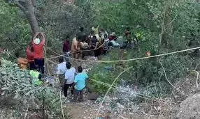 पुणे में दर्दनाक हादसा, मंदिर जा रही वैन खाई में गिरी; 10 महिलाओं की मौत, 29 घायल पुणे में दर्दनाक हादसा, मंदिर जा रही वैन खाई में गिरी; 10 महिलाओं की मौत, 29 घायल