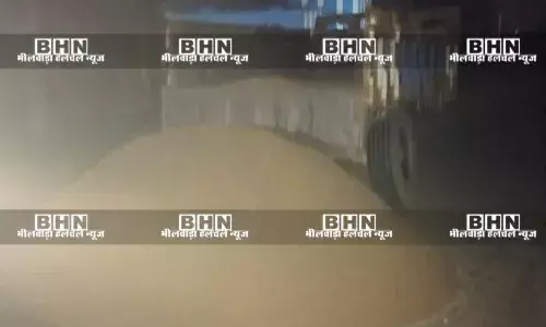 हाईवे पर दौड़ते हैं बजरी से भरे ट्रैक्टर, कानून का नहीं कोई खौफ