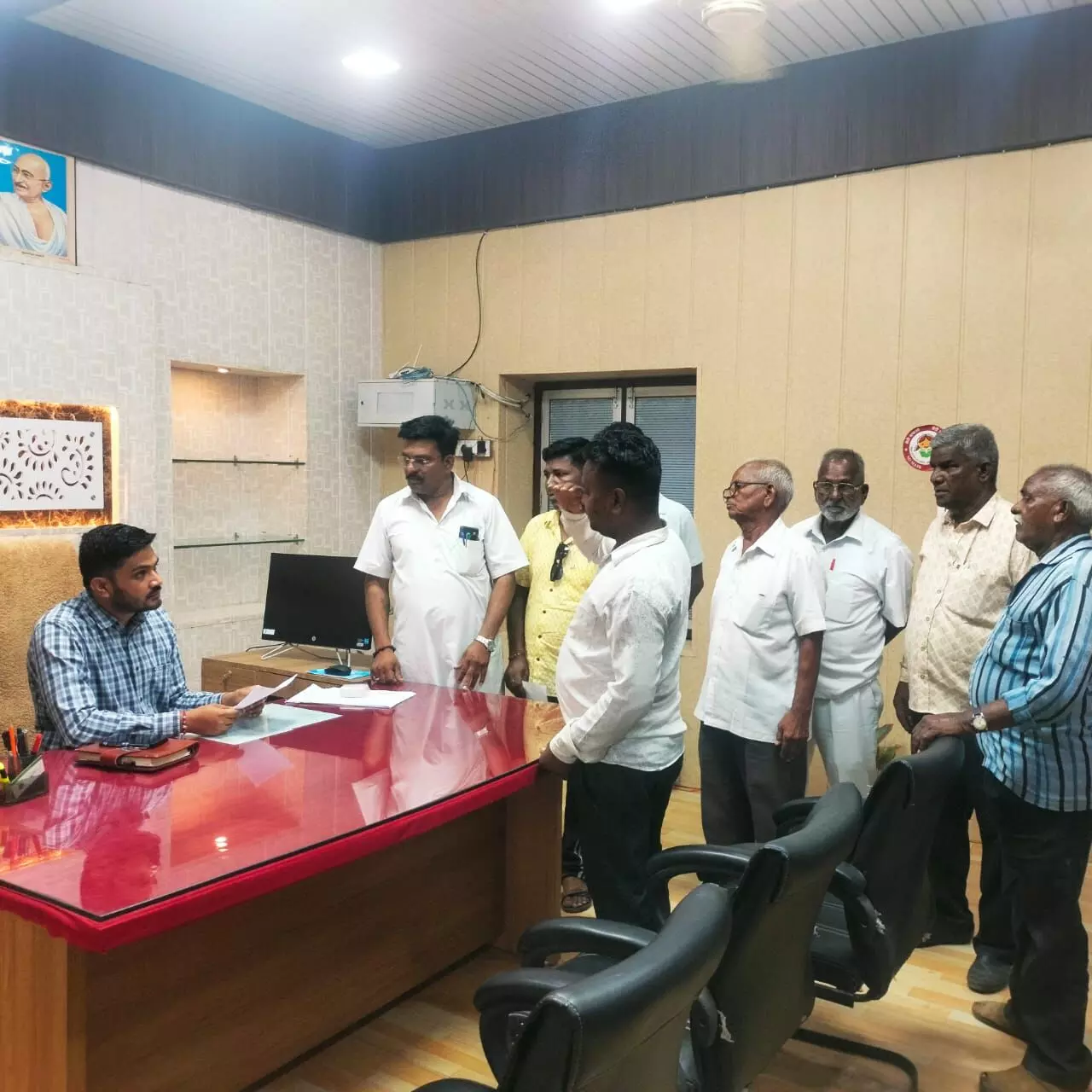 बाबा साहब भीमराव अंबेडकर की प्रतिमा की ऊंचाई बढ़ाने को लेकर दिया ज्ञापन बाबा साहब भीमराव अंबेडकर की प्रतिमा की ऊंचाई बढ़ाने को लेकर दिया ज्ञापन