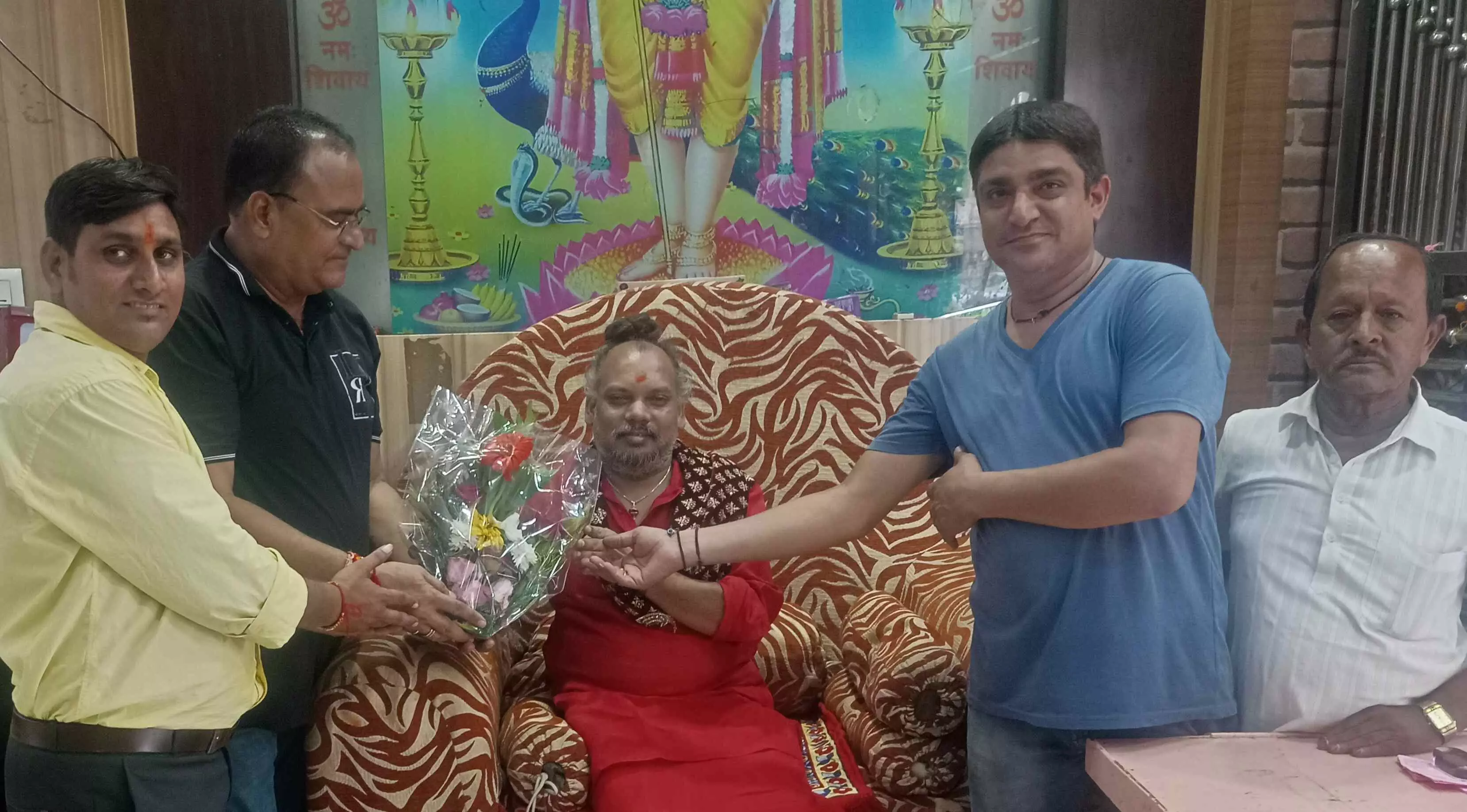 महंत बाबू गिरी महाराज को जन्म दिन की बधाई देने वालों का लगा ताता महंत बाबू गिरी महाराज को जन्म दिन की बधाई देने वालों का लगा ताता