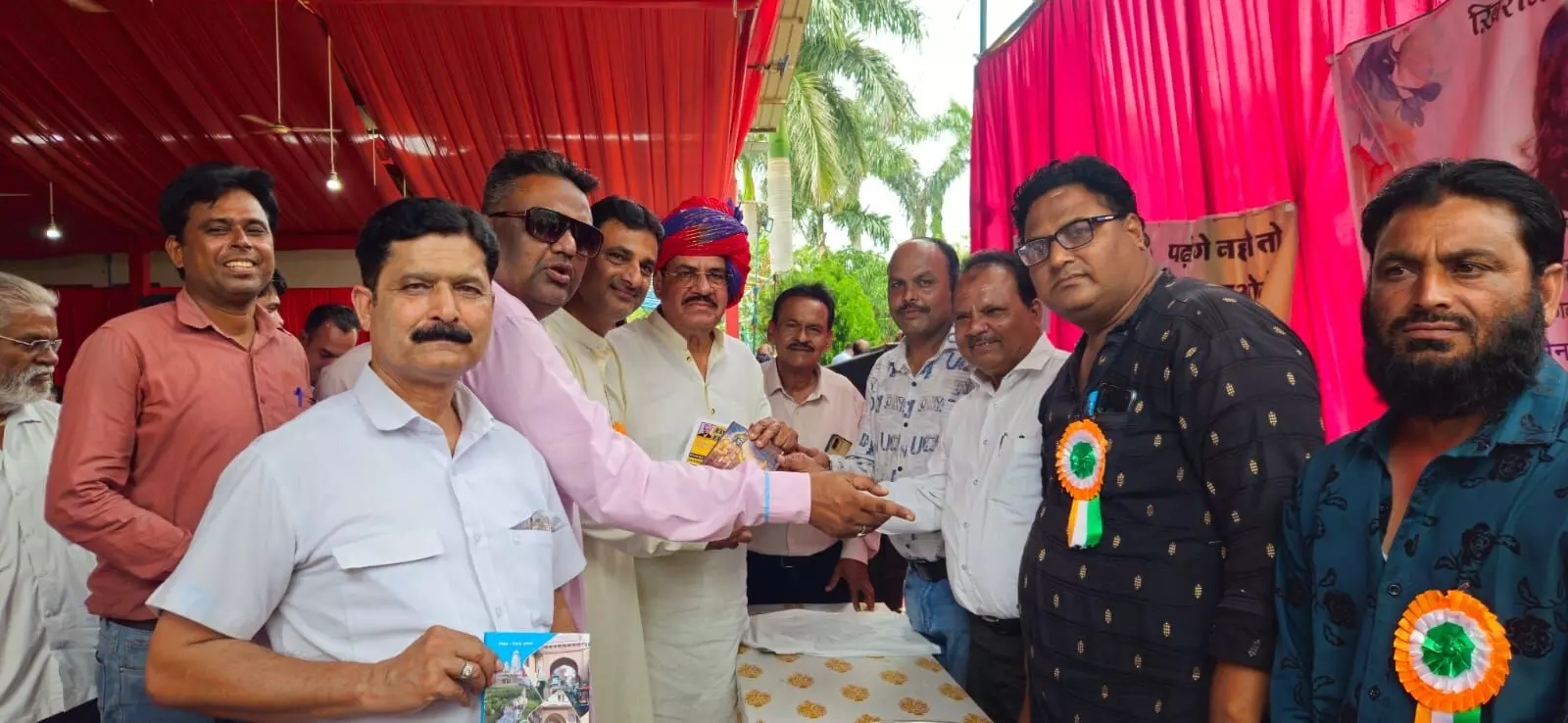 पूर्व सहकारिता मंत्री आंजना को भेंट की भागवत गीता