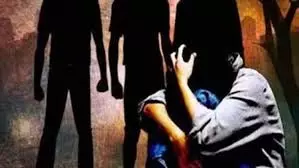 OMG! नाबालिग लड़की से 5 लड़कों ने किया बलात्कार, चार पकड़े OMG! नाबालिग लड़की से 5 लड़कों ने किया बलात्कार, चार पकड़े