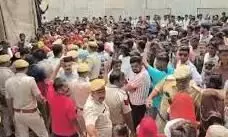 डबोक में 8 साल की बच्ची से रेप के बाद बवाल :खफा लोगो ने ने पुलिस-SDM की गाड़ी तोड़ी, की सड़क जाम डबोक में 8 साल की बच्ची से रेप के बाद बवाल :खफा लोगो ने ने पुलिस-SDM की गाड़ी तोड़ी, की सड़क जाम