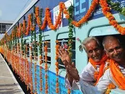 वरिष्ठ नागरिक तीर्थ यात्रा ट्रेन का इंजन फेल, चित्तौड़गढ़ में घंटों इंतजार से यात्री परेशान