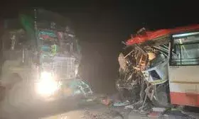 बस और ट्रक की टक्कर में 4 की मौत, 20 से अधिक घायल बस और ट्रक की टक्कर में 4 की मौत, 20 से अधिक घायल