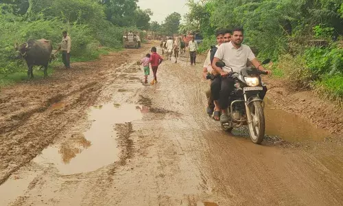 आकोला क्षेत्र की सड़कों की हालत बदहाल, वाहन चालकों और ग्रामीणों को भारी परेशानी