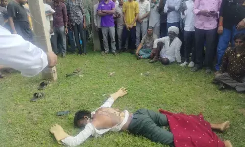 लाईन सुधारते समय बिजली चालू करने से लगा करंट,, लाइनमैन की दर्दनाक मौत, लोगों में आक्रोश लाईन सुधारते समय बिजली चालू करने से लगा करंट,, लाइनमैन की दर्दनाक मौत, लोगों में आक्रोश