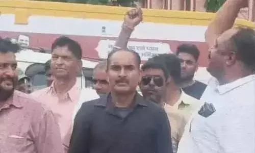 हेड-कॉन्स्टेबल की अटैक से मोत, हॉस्पिटल के बाहर प्रदर्शन:परिजनों ने मांगा 5 करोड़ का मुआवजा,  बेटों के लिए सरकारी नोकरी