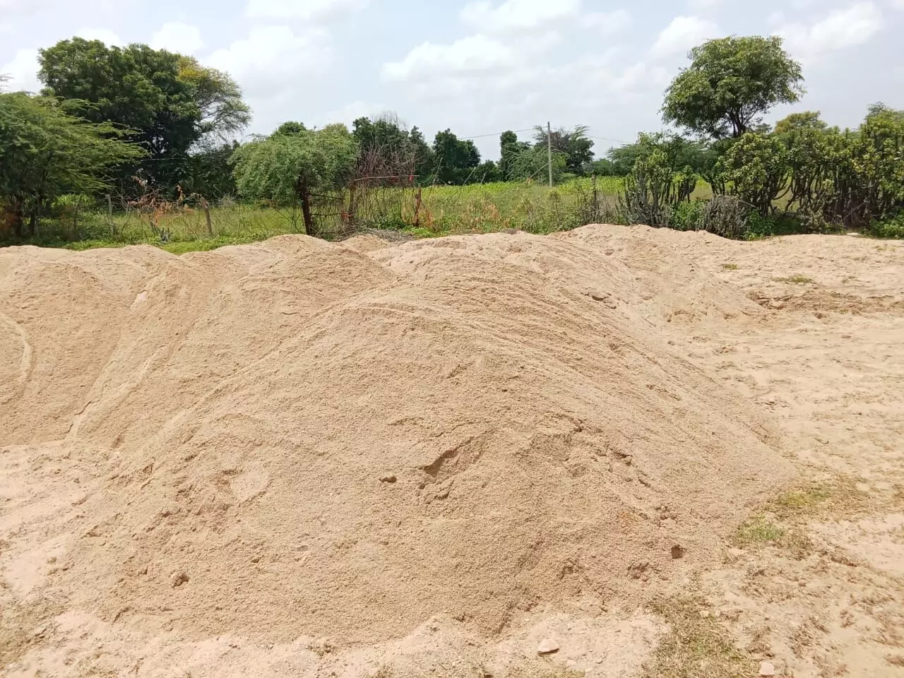 बागोर क्षेत्र में बजरी माफिया का आतंक: कोठारी नदी से अवैध खनन जोरों पर, सरकारी जमीन पर स्टाॅक, प्रशासन मौन बागोर क्षेत्र में बजरी माफिया का आतंक: कोठारी नदी से अवैध खनन जोरों पर, सरकारी जमीन पर स्टाॅक, प्रशासन मौन