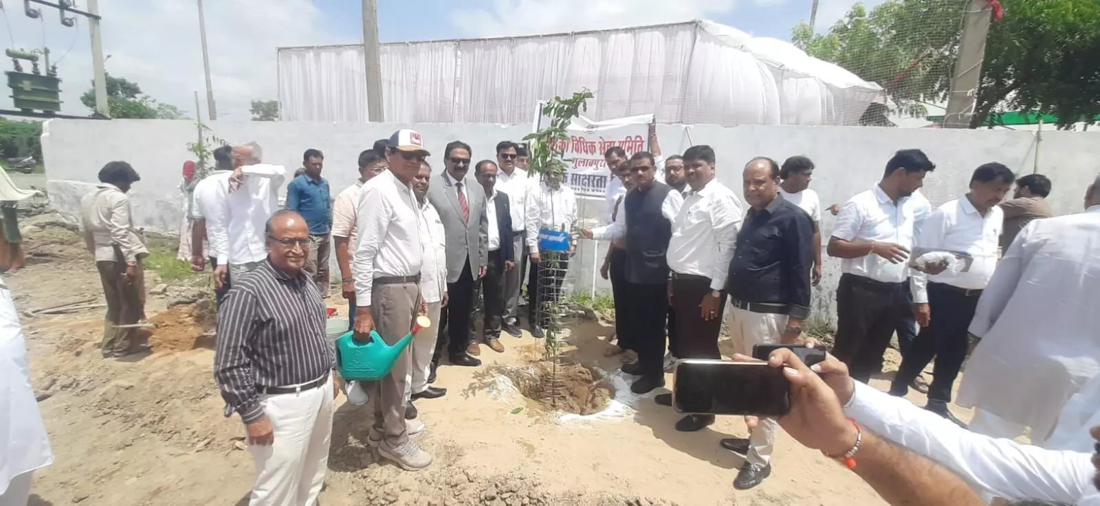 एक पेड़ माँ के नाम अभियान के तहत गुलाबपुरा कोर्ट क्षेत्र में हुआ पौधारोपण