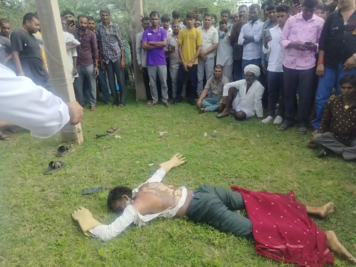 लाईन सुधारते समय बिजली चालू करने से लगा करंट,, लाइनमैन की दर्दनाक मौत, लोगों में आक्रोश लाईन सुधारते समय बिजली चालू करने से लगा करंट,, लाइनमैन की दर्दनाक मौत, लोगों में आक्रोश