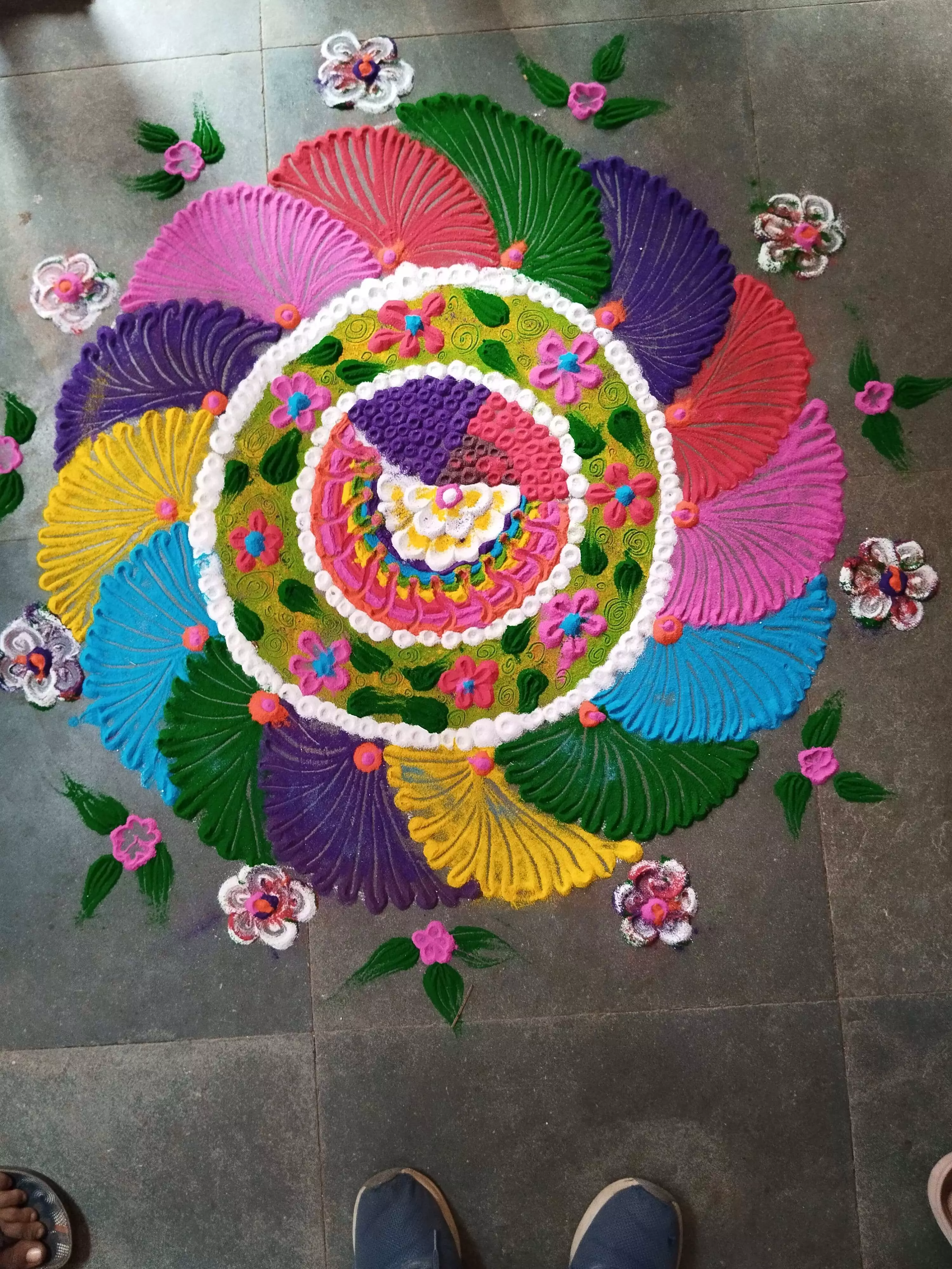 हरिपुरा में निकाली तिरंगा यात्रा प्रधानाचार्या टेलर ने बताया तिरंगा यात्रा का महत्व हरिपुरा में निकाली तिरंगा यात्रा प्रधानाचार्या टेलर ने बताया तिरंगा यात्रा का महत्व