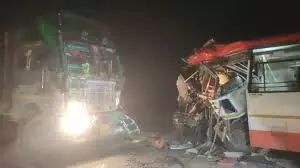 बस और ट्रक की टक्कर में 4 की मौत, 20 से अधिक घायल बस और ट्रक की टक्कर में 4 की मौत, 20 से अधिक घायल