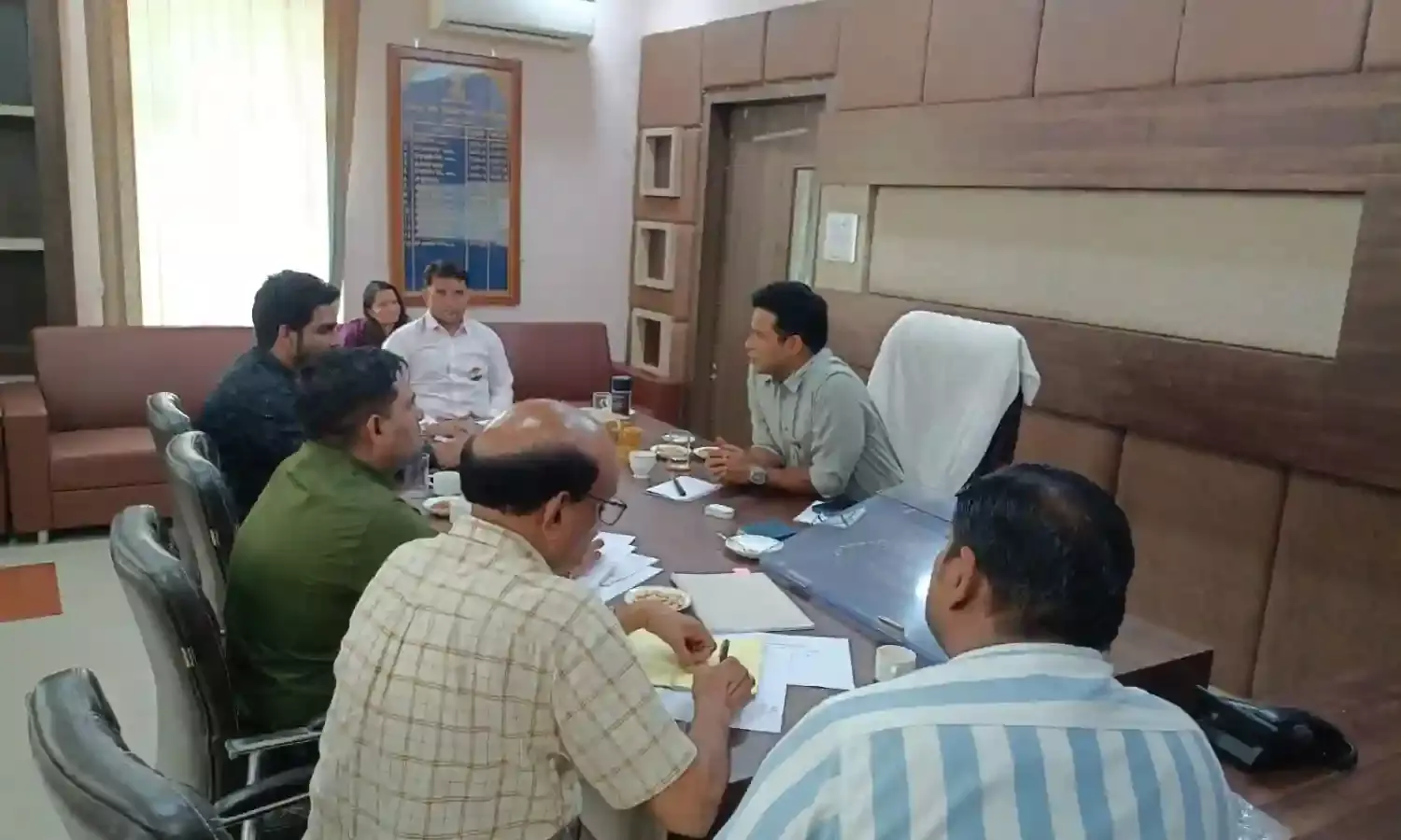 जिला कलक्टर ने ली यूआईटी में अधिकारियों की बैठक — टाउनशिप पॉलिसी के तहत शहर का विस्तारित प्लान तैयार करने के निर्देश