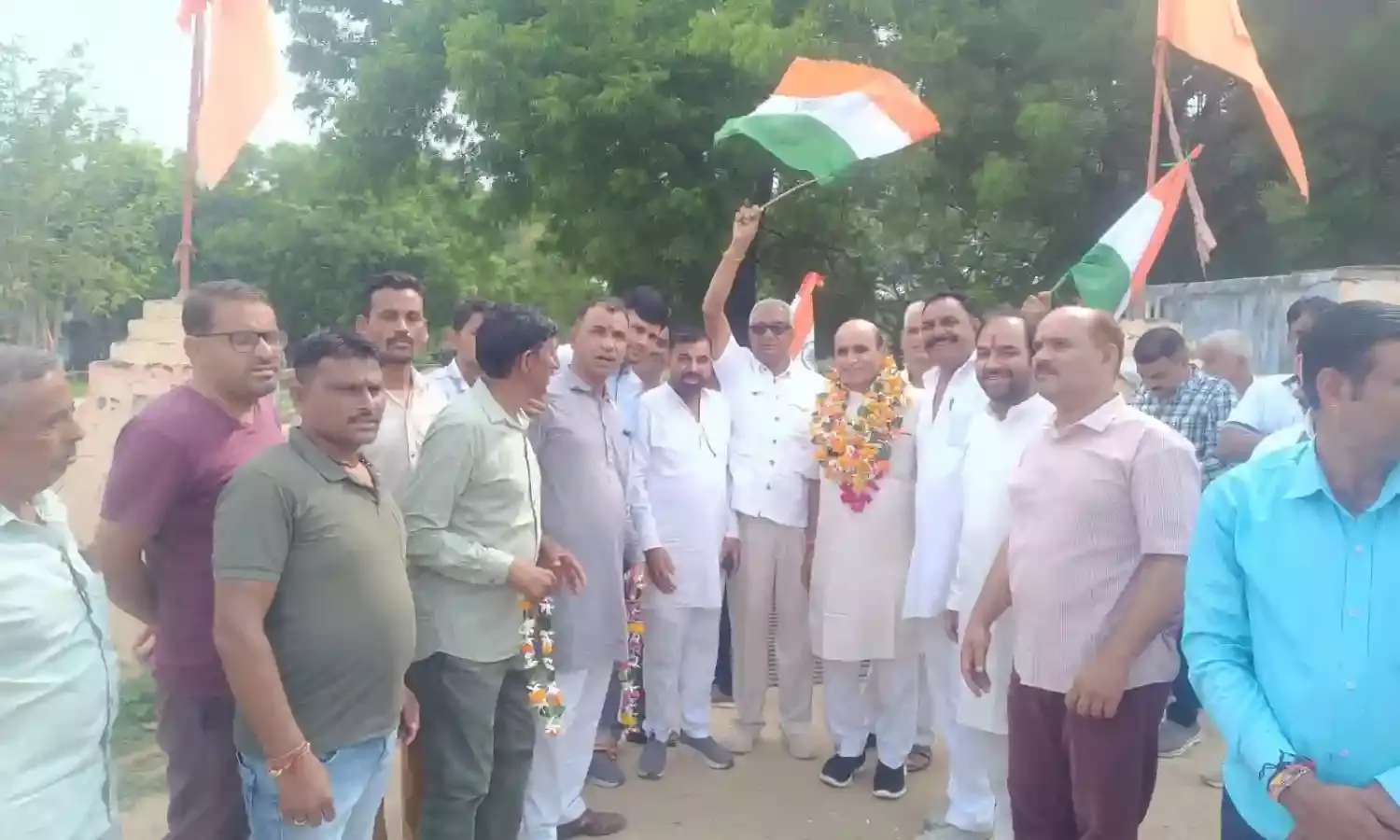 बीगोद से निकाली  तिरंगा यात्रा   , चार के हाथ में तिरंगा बाकी ...