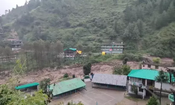 कुल्लू में बादल फटा, कुर्पन खड्ड और तीर्थन नदी में बाढ़ से भारी तबाही