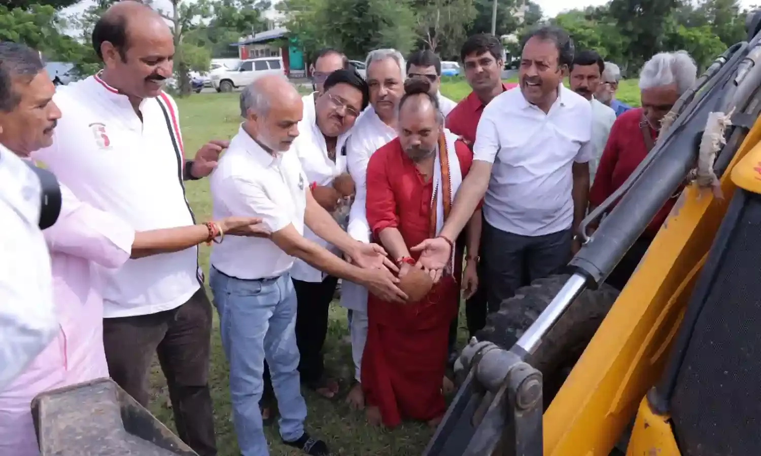 शिव महापुराण कथा स्थल पर  महन्त बाबूगिरी महाराज के सानिध्य में हुई स्वच्छता अभियान की शुरूआत