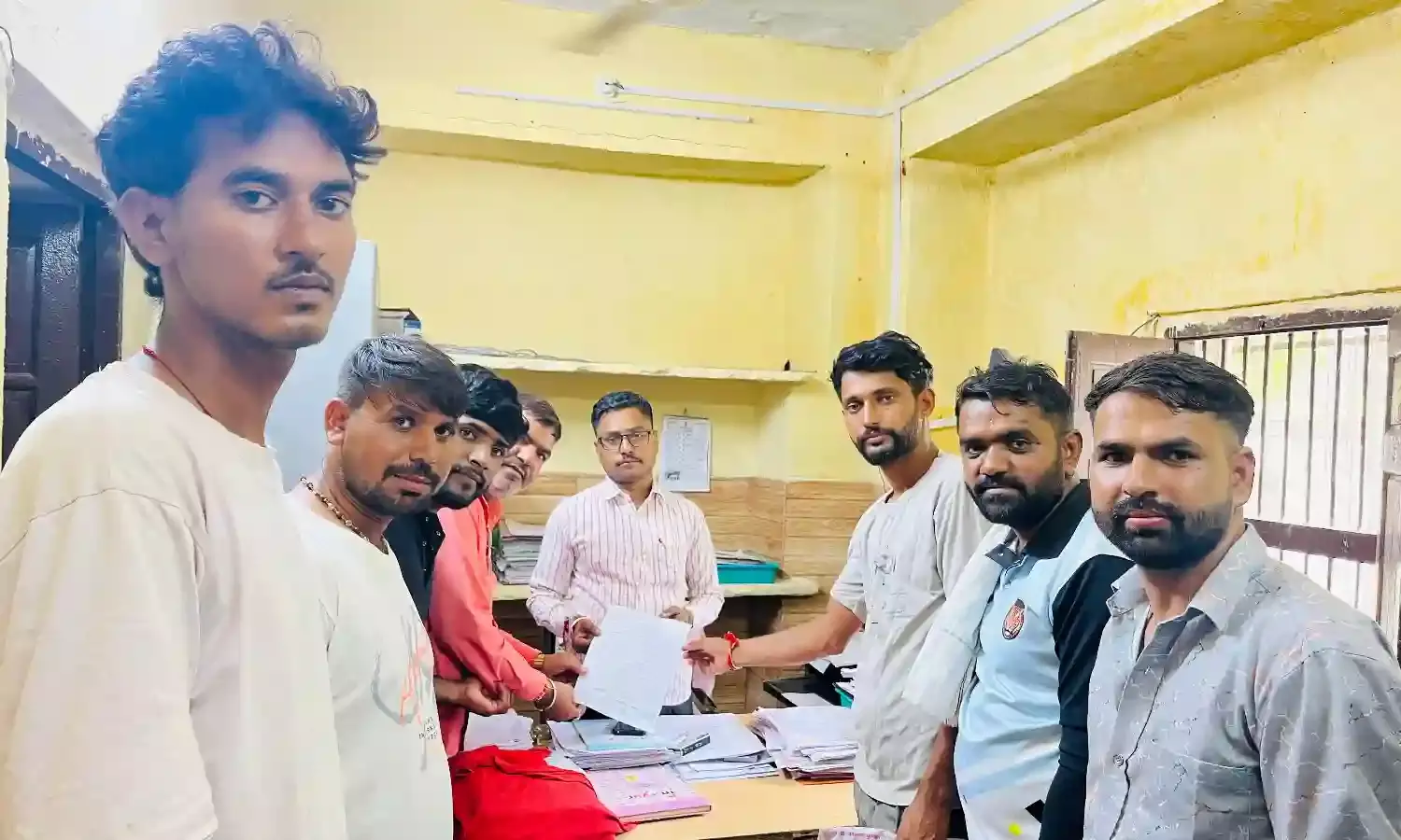 लिरड़िया खेड़ा   में युवाओं ने नए बूथ स्थापित करने की उठाई मांग