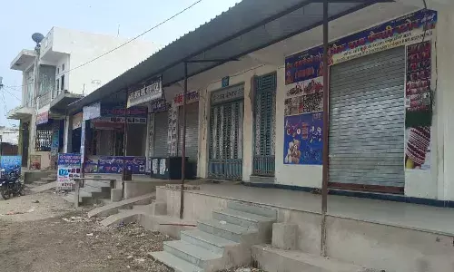 चोरी की घटनाओं से आक्रोशित लोगों ने पुलिस चौकी की मांग को लेकर दुकानें की बन्‍द, रोड जाम की दी चेतावनी