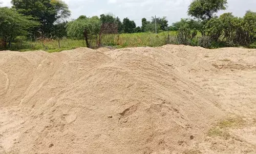बागोर और मांडल थाना क्षेत्रों में कोठारी नदी से जमकर हो रहा है रात्रि में बजरी दोहन, कई लगे है रेत के ढेर