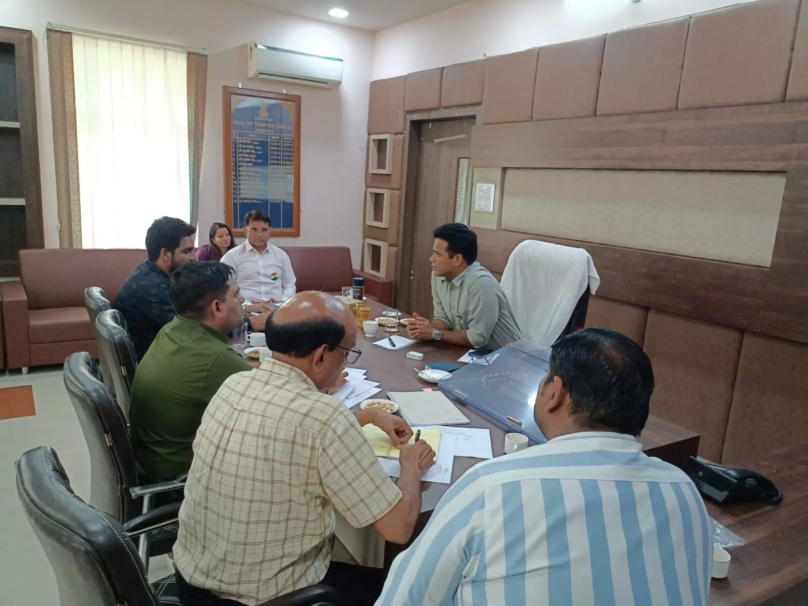 जिला कलक्टर ने ली यूआईटी में अधिकारियों की बैठक — टाउनशिप पॉलिसी के तहत शहर का विस्तारित प्लान तैयार करने के निर्देश