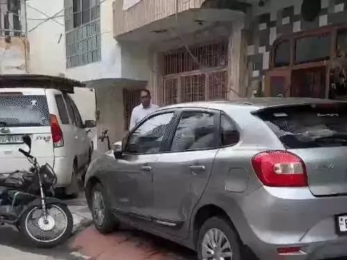 अध्यक्ष वकील, सचिव क्‍वार्टस दलाल और कोषाध्यक्ष बेच रहा है पूजा सामग्री