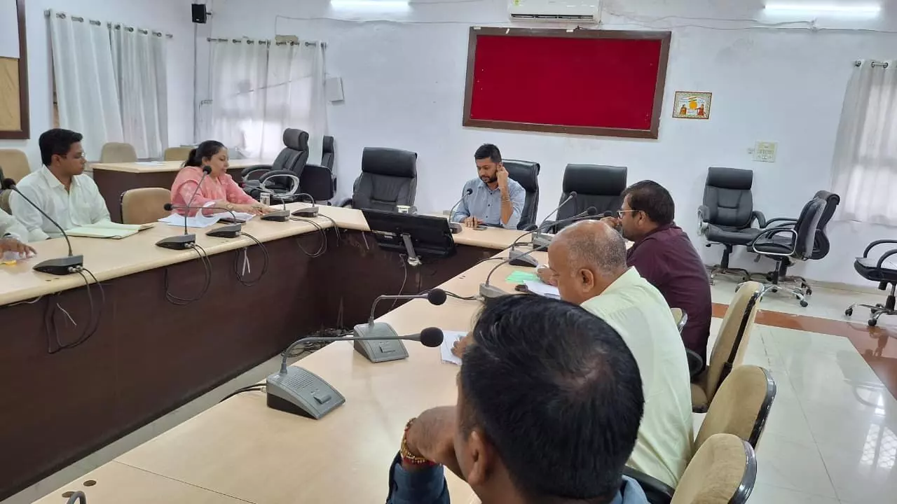 बजट घोषणाओं की प्रभावी क्रियान्विति व फ्लैगशिप योजनाओं की प्रगति बढ़ाने के ज‍िला कलेक्‍टर ने दिए निर्देश