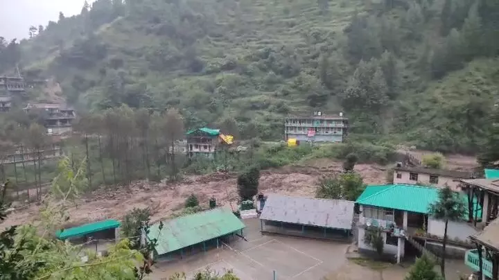कुल्लू में बादल फटा, कुर्पन खड्ड और तीर्थन नदी में बाढ़ से भारी तबाही