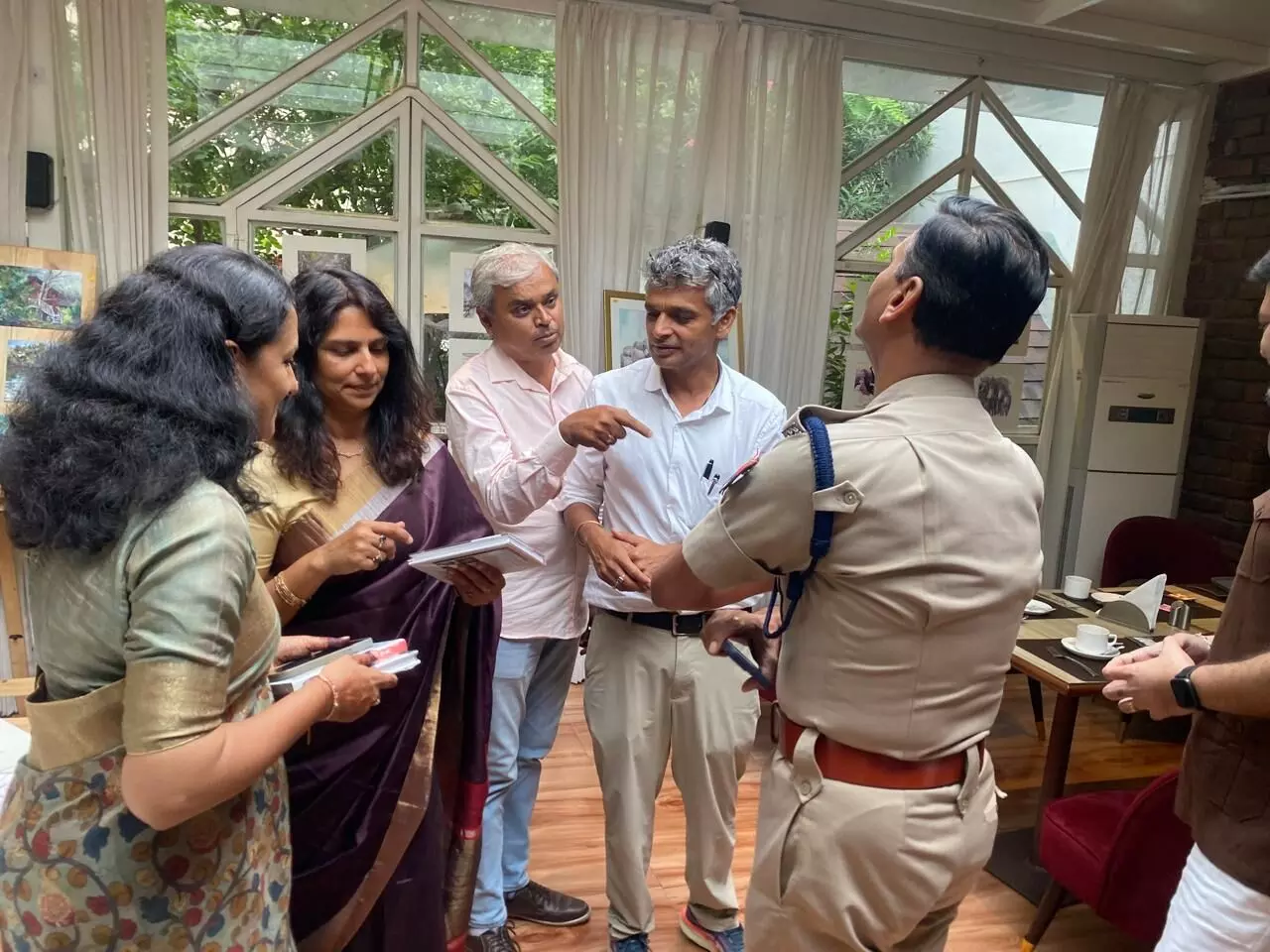 उदयपुर में ‘रंग संवाद’ का रंगीन आगाज़ – रचना दमानी की कला ने बिखेरा जादू उदयपुर में ‘रंग संवाद’ का रंगीन आगाज़ – रचना दमानी की कला ने बिखेरा जादू