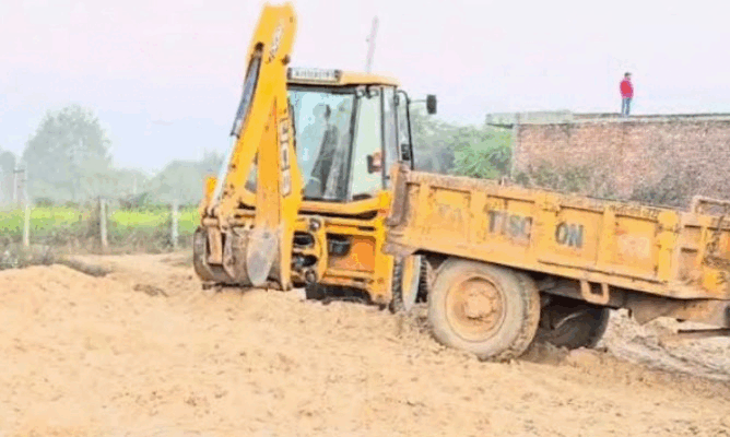 बागोर और मांडल थाना क्षेत्रों में कोठारी नदी से जमकर हो रहा है र बजरी दोहन, कई लगे है रेत के ढेर