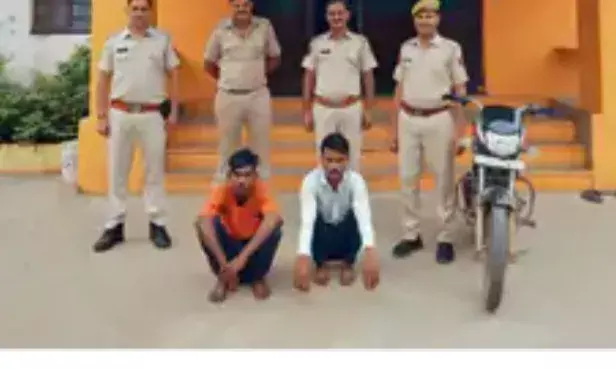 इनामी आरोपी अशोक धोबी गिरफ्तार, सहयोगी भी पकड़ा