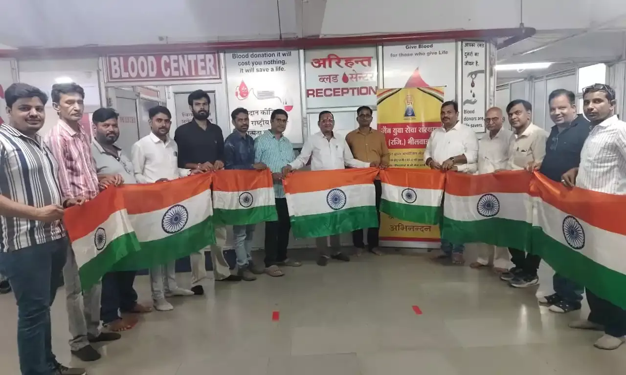 कोमल मुनि की प्रेरणा से शहीदों के सम्मान में जैन युवा सेवा संस्थान ने किया रक्तदान