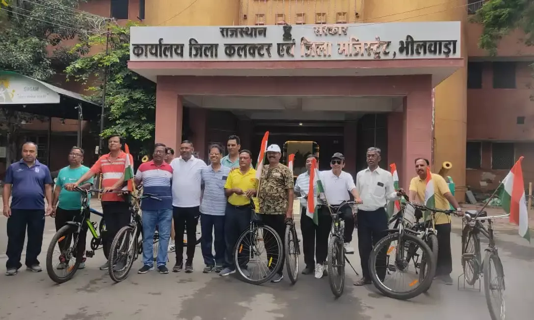 साइकिल क्लब ने निकाली तिरंगा रैली, अधिकारियों ने भी चलाई साइकिल
