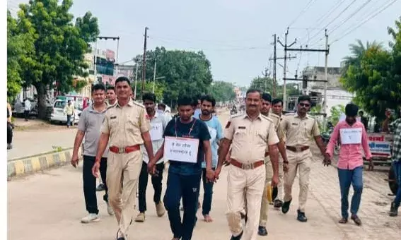 बिजौलिया में चेन स्नेचिंग और बाइक चोरी के आरोपी गिरफ्तार, गले में अपराध कबूल ने की तख्तियां डालकर कस्बे में कार्रवाई परेड|