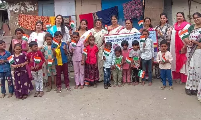 महावीर इंटरनेशनल क्वींस ने कच्ची बस्ती में बच्चों को तिरंगे का महत्व समझाया, सफाई कर दिया स्वच्छ भारत का संदेश