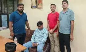 उप रजिस्ट्रार निरीक्षक 2.75 लाख लेते रंगे हाथ गिरफ्तार