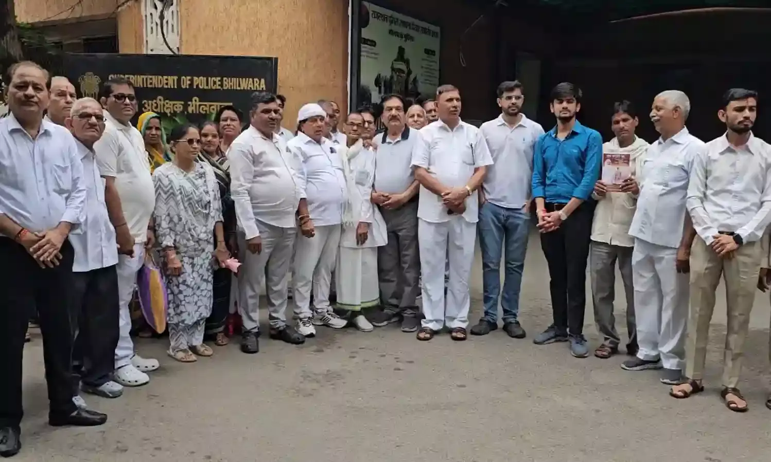 मांडल आश्रम में मूर्ति अपमान व मारपीट प्रकरण ने पकड़ा तूल,सैकड़ों लोगों ने एसपी कार्यालय पहुंचकर जताया आक्रोश