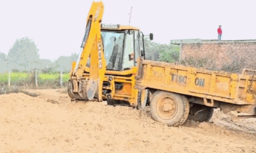 बागोर और मांडल थाना क्षेत्रों में कोठारी नदी से जमकर हो रहा है र बजरी दोहन, कई लगे है रेत के ढेर