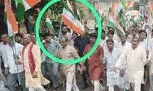 उल्टाआ राष्ट्रीय ध्वज मामला: राजस्व मंत्री मीणा ने बताया साजिश,कांग्रेस ने लगाया तिरंगे का अपमान  का आरोप, भाजपा ने किया बचाव