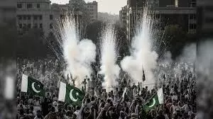 अंधाधुंध गोलीबारी, बच्ची समेत 3 की मौत, 64 से अधिक घायल अंधाधुंध गोलीबारी, बच्ची समेत 3 की मौत, 64 से अधिक घायल