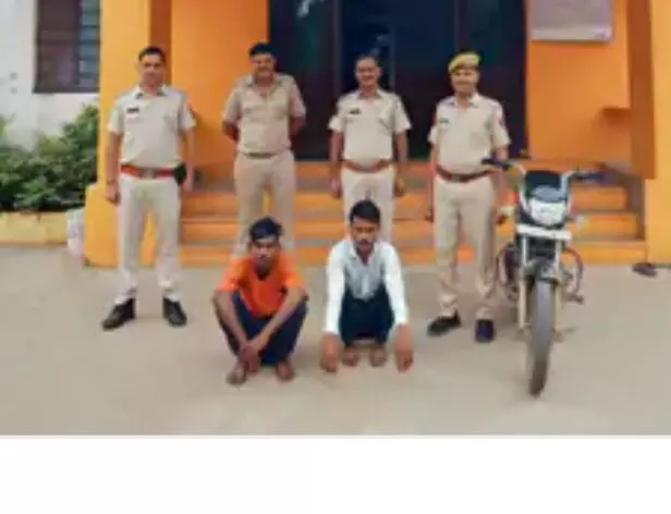 इनामी आरोपी अशोक धोबी गिरफ्तार, सहयोगी भी पकड़ा इनामी आरोपी अशोक धोबी गिरफ्तार, सहयोगी भी पकड़ा