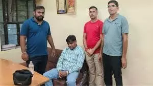 उप रजिस्ट्रार निरीक्षक 2.75 लाख लेते रंगे हाथ गिरफ्तार उप रजिस्ट्रार निरीक्षक 2.75 लाख लेते रंगे हाथ गिरफ्तार