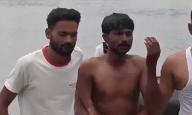 फिल्मी स्टाइल में भागा चोर, पुलिस ने तालाब में कूदकर किया गिरफ्तार फिल्मी स्टाइल में भागा चोर, पुलिस ने तालाब में कूदकर किया गिरफ्तार