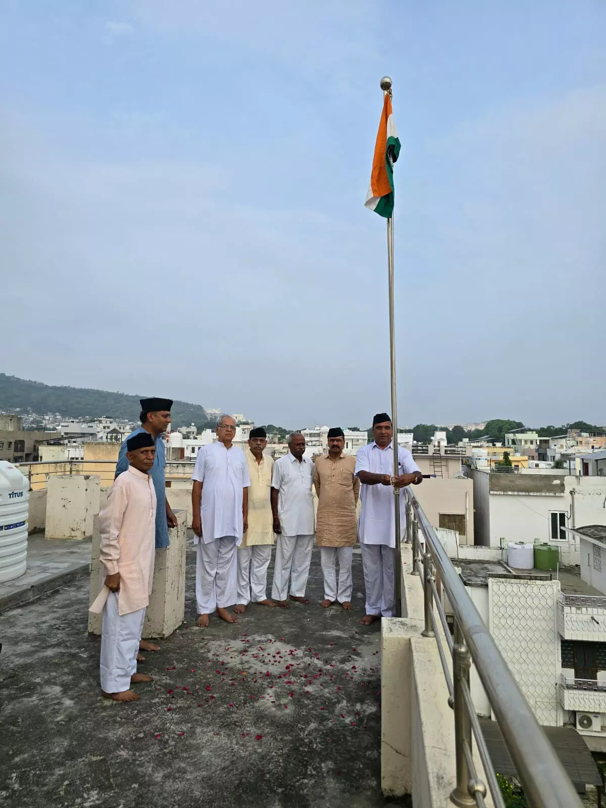 केशव निकुंज संघ कार्यालय पर ध्वजारोहण कार्यक्रम केशव निकुंज संघ कार्यालय पर ध्वजारोहण कार्यक्रम