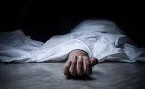 नर्सिंग होम में लटकता मिला नर्स का शव, परिवार का आरोप- यौन उत्पीड़न और हत्या की गई नर्सिंग होम में लटकता मिला नर्स का शव, परिवार का आरोप- यौन उत्पीड़न और हत्या की गई