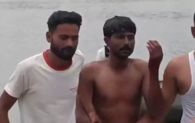 फिल्मी स्टाइल में भागा चोर, पुलिस ने तालाब में कूदकर किया गिरफ्तार