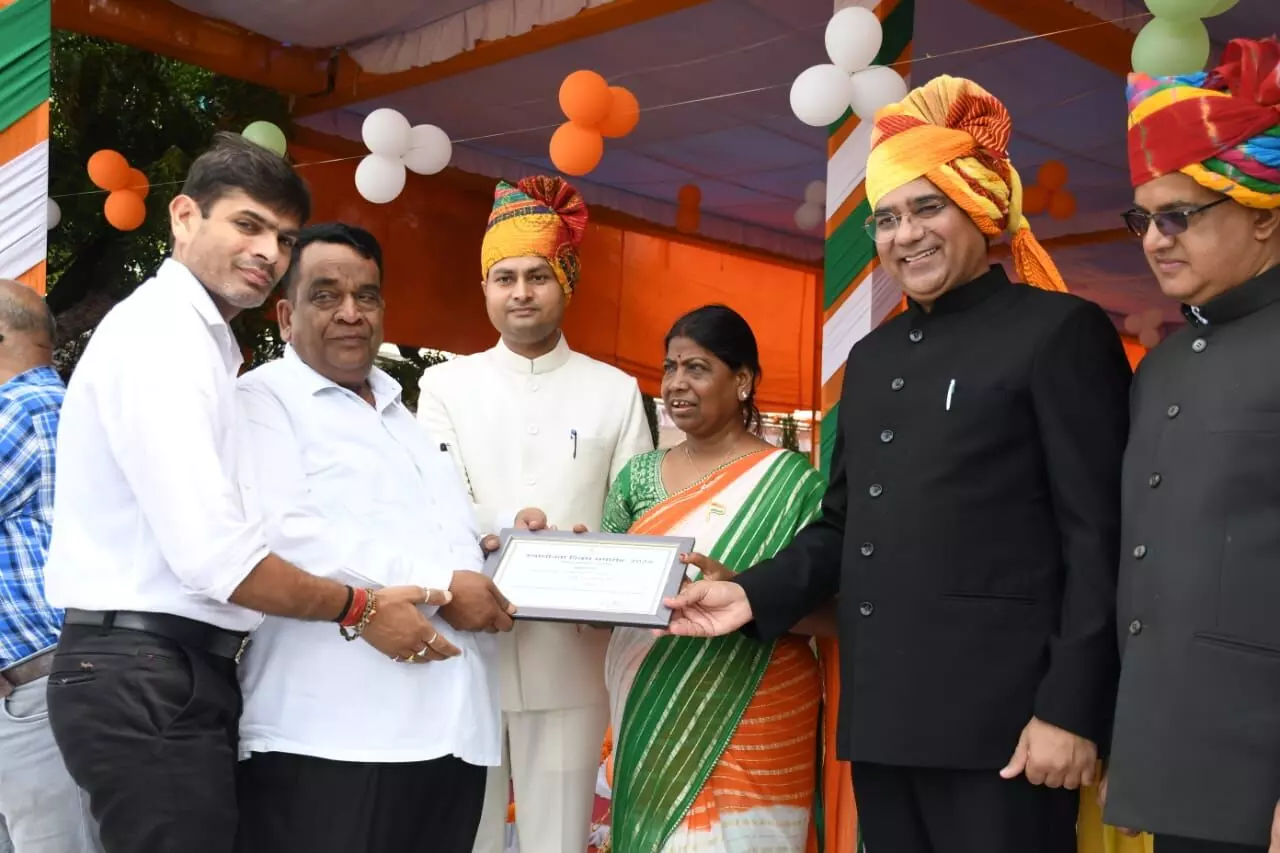 स्वतंत्रता दिवस पर जवाहर फाउंडेशन सम्मानित स्वतंत्रता दिवस पर जवाहर फाउंडेशन सम्मानित